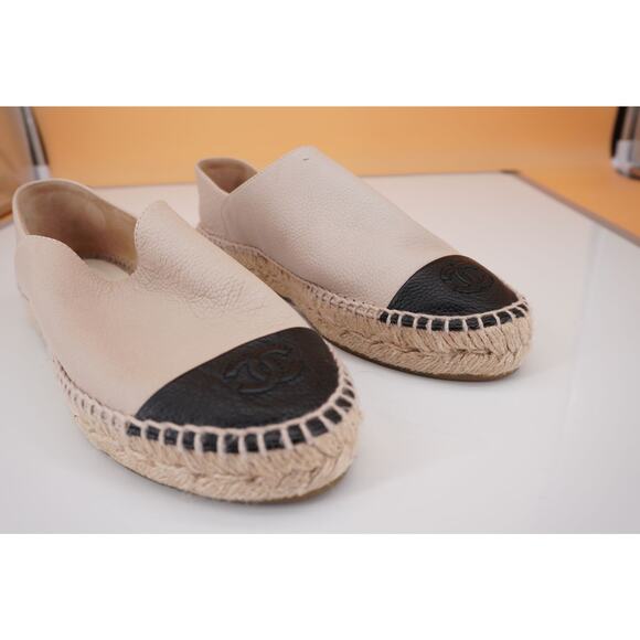 Chanel Beige Leather Black Logo CC Cap Toe Espadrille Shoes SZ 38 Slip On flat - Picture 9 of 11
